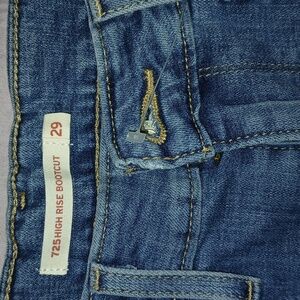 Levi's 725 High Rise Bootcut Jeans